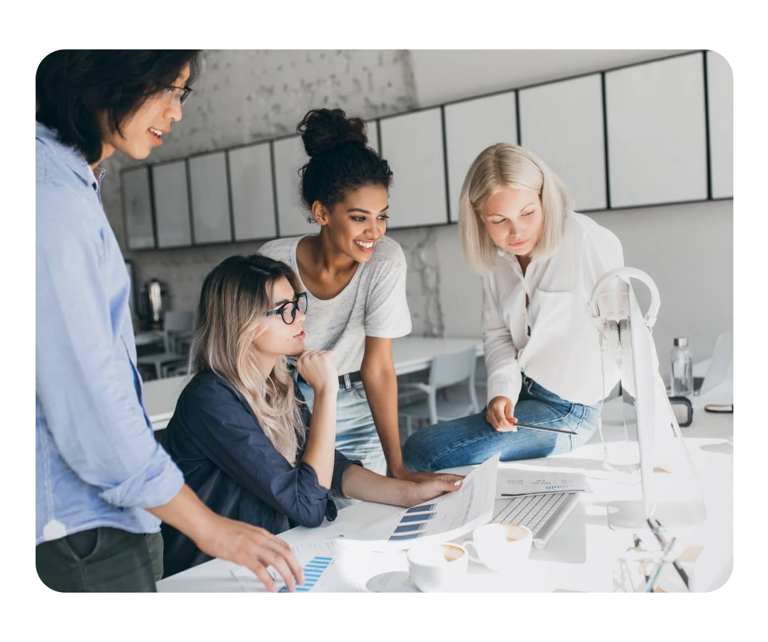Female colleagues working together - Partners page